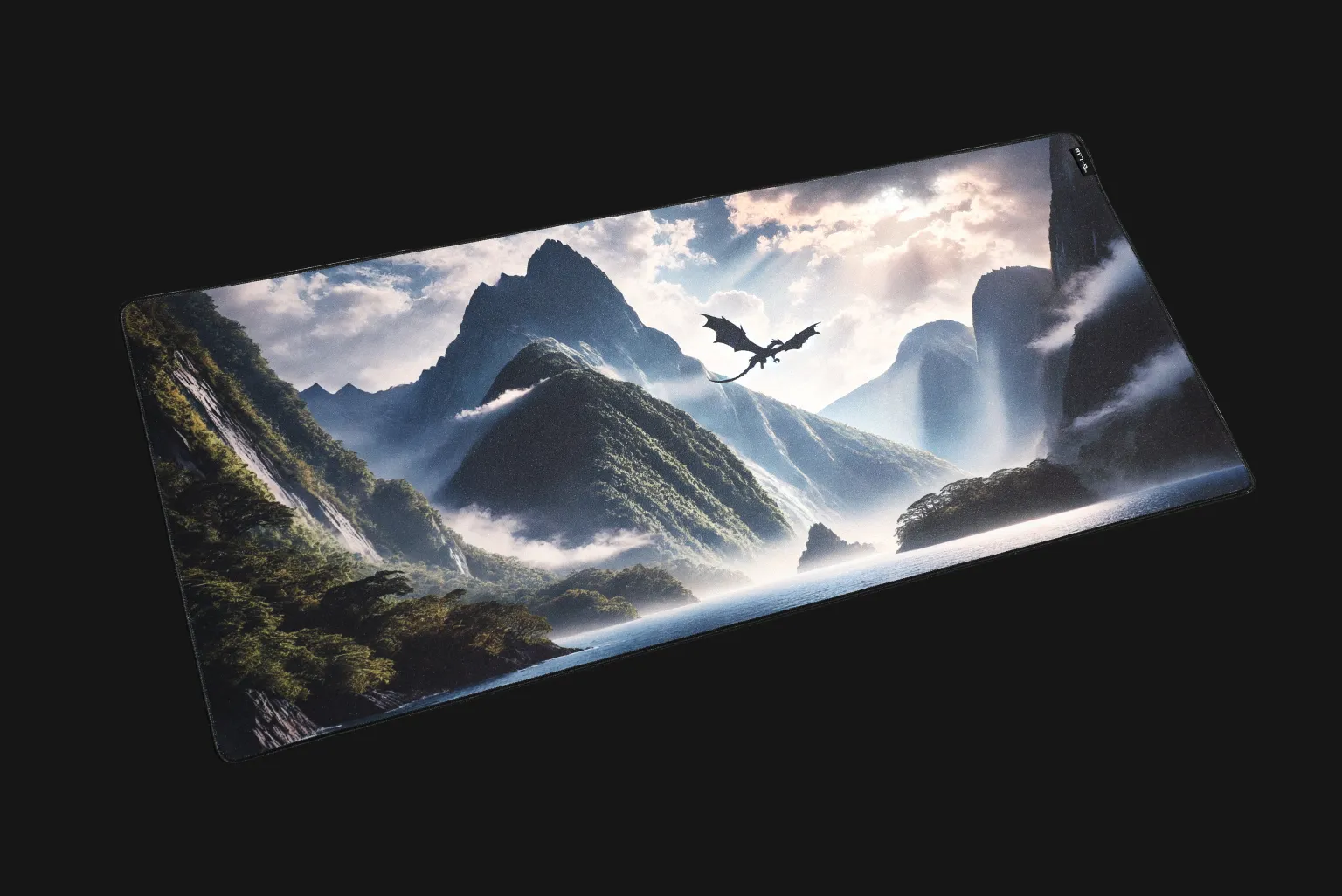 le PAD DRAGON bénéficie d’une surface durable conçue pour résister à l’usure quotidienne. Ses bords cousus renforcés prolongent la durée de vie du tapis et limitent l’effilochage au fil du temps. Sa base en gomme antidérapante assure une parfaite adhérence au bureau