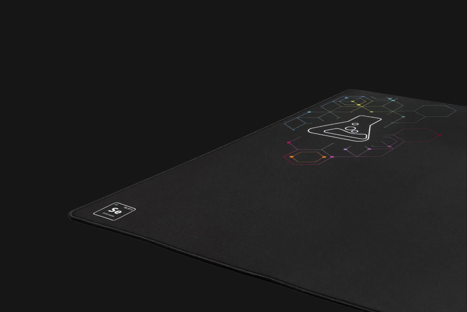 le PAD SELENIUM bénéficie d’une surface durable conçue pour résister à l’usure quotidienne. Ses bords cousus renforcés prolongent la durée de vie du tapis et limitent l’effilochage au fil du temps. Sa base en gomme antidérapante assure une parfaite adhérence au bureau