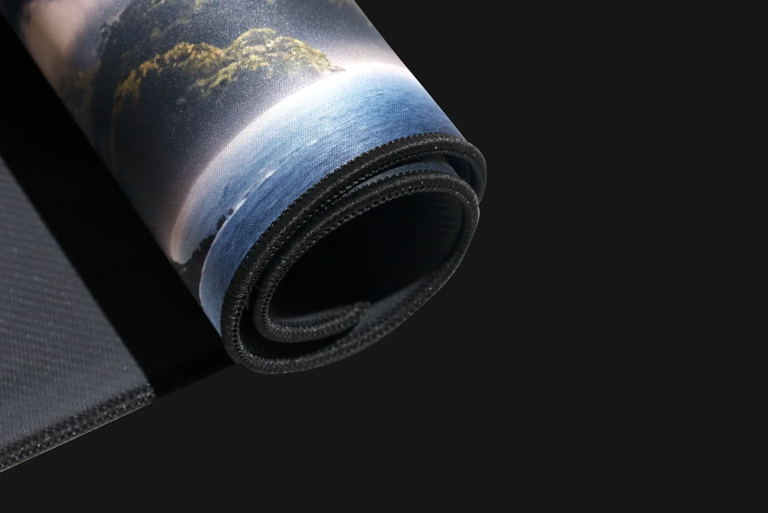 le PAD DRAGON bénéficie d’une surface durable conçue pour résister à l’usure quotidienne. Ses bords cousus renforcés prolongent la durée de vie du tapis et limitent l’effilochage au fil du temps. Sa base en gomme antidérapante assure une parfaite adhérence au bureau