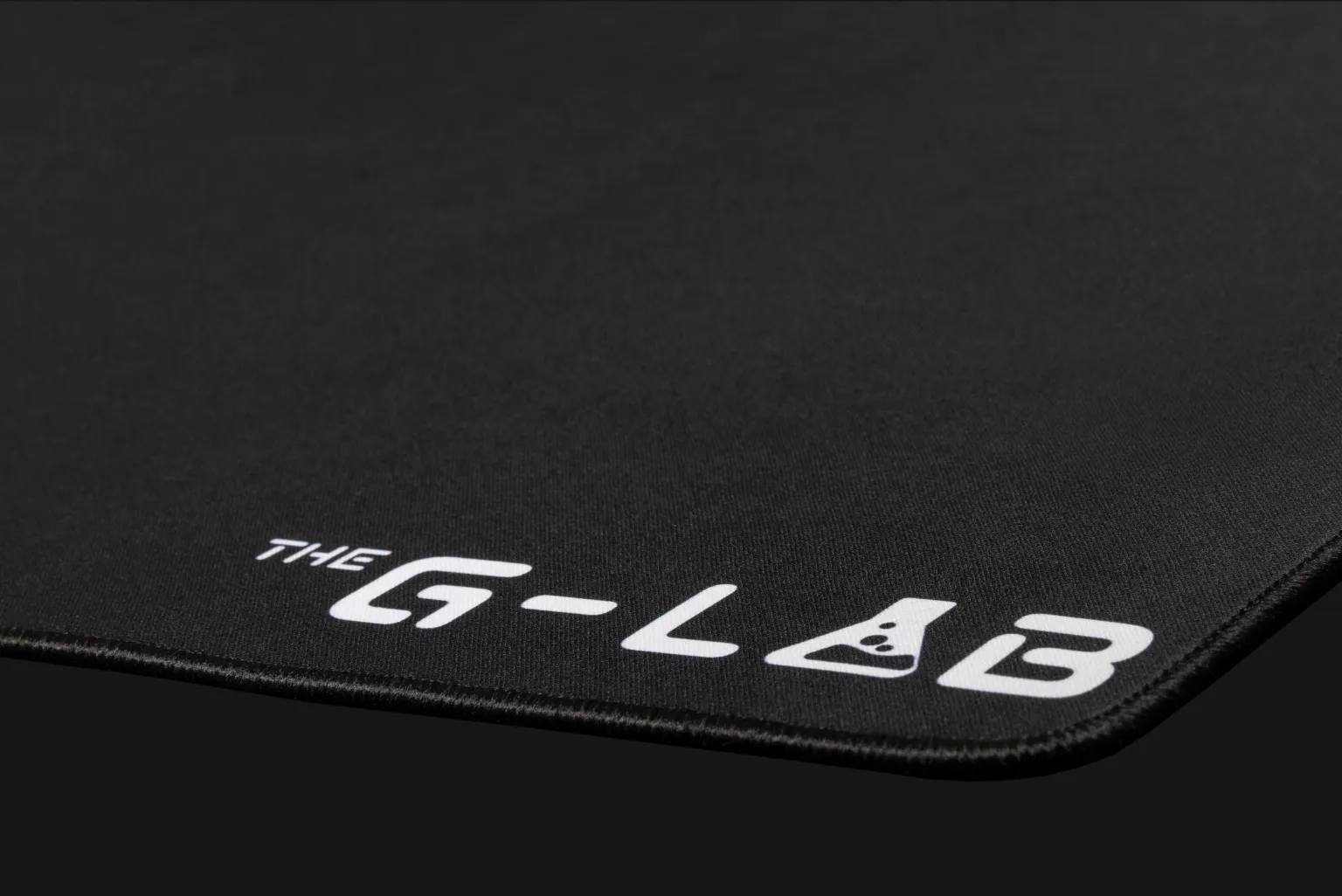 le PAD SELENIUM bénéficie d’une surface durable conçue pour résister à l’usure quotidienne. Ses bords cousus renforcés prolongent la durée de vie du tapis et limitent l’effilochage au fil du temps. Sa base en gomme antidérapante assure une parfaite adhérence au bureau