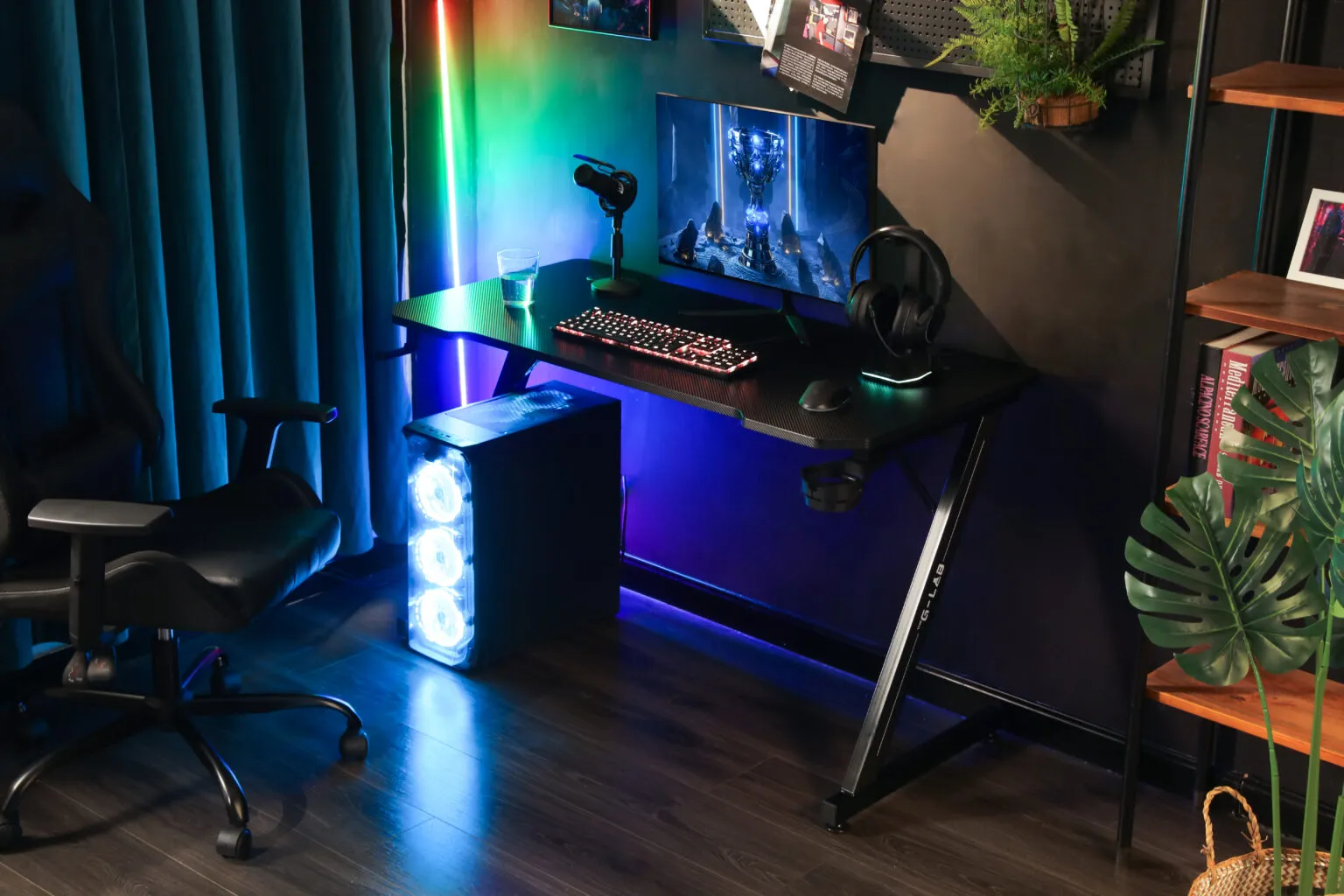 Le K DESK YTTRIUM est un bureau gaming ergonomique de 120 cm doté d’une structure métallique robuste, d’un plateau de 18 mm, de pieds réglables et d’accessoires pratiques comme un support casque, un porte gobelet et un système de gestion des câbles pour un espace de jeu organisé et confortable.