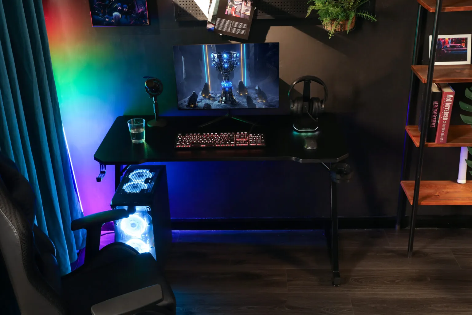 Le K DESK YTTRIUM est un bureau gaming ergonomique de 120 cm doté d’une structure métallique robuste, d’un plateau de 18 mm, de pieds réglables et d’accessoires pratiques comme un support casque, un porte gobelet et un système de gestion des câbles pour un espace de jeu organisé et confortable.