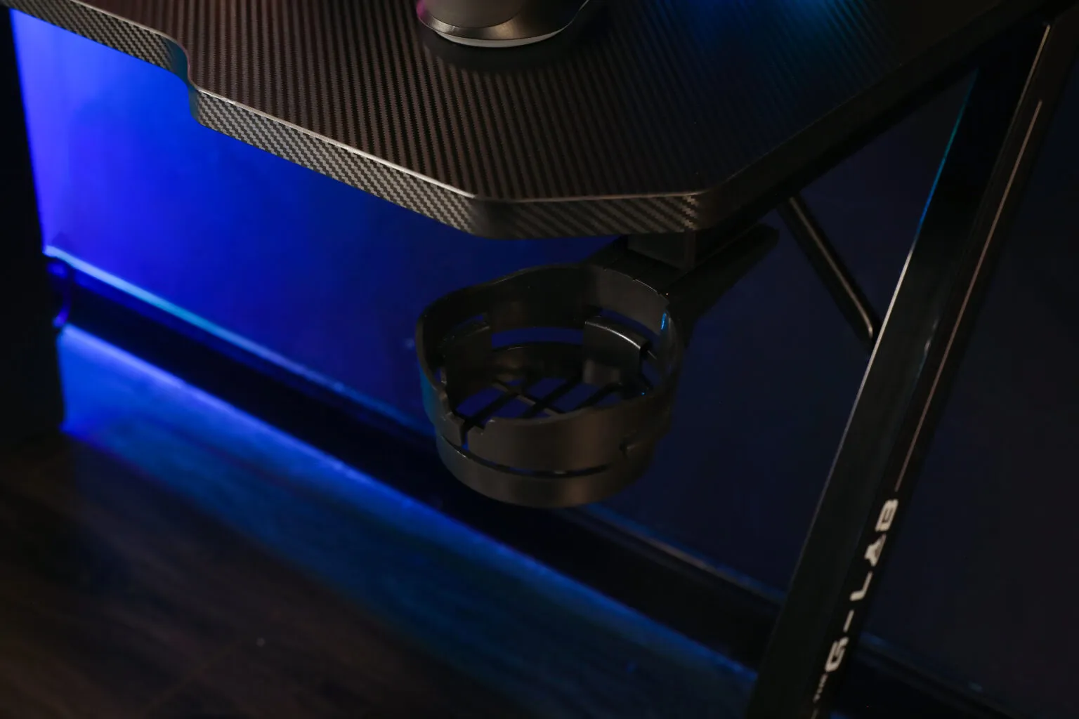 Le K DESK YTTRIUM est un bureau gaming ergonomique de 120 cm doté d’une structure métallique robuste, d’un plateau de 18 mm, de pieds réglables et d’accessoires pratiques comme un support casque, un porte gobelet et un système de gestion des câbles pour un espace de jeu organisé et confortable.