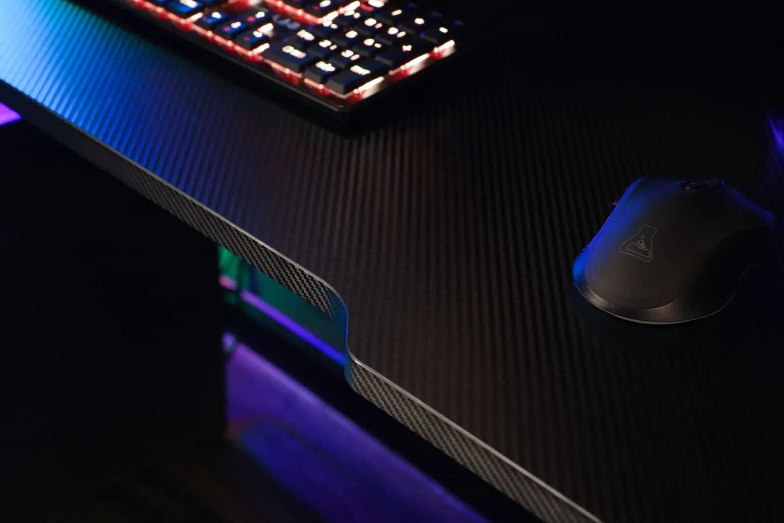 Le K DESK YTTRIUM est un bureau gaming ergonomique de 120 cm doté d’une structure métallique robuste, d’un plateau de 18 mm, de pieds réglables et d’accessoires pratiques comme un support casque, un porte gobelet et un système de gestion des câbles pour un espace de jeu organisé et confortable.