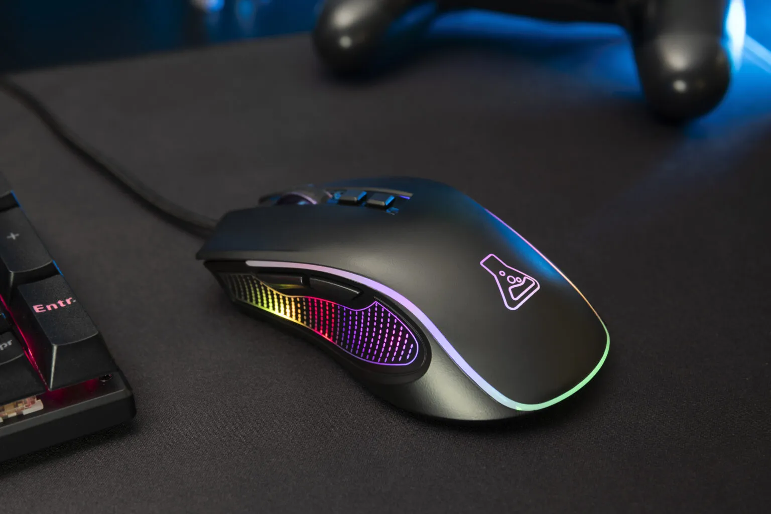 Souris gaming filaire 12 800 DPI
Prenez le contrôle de vos parties avec la souris gaming filaire The G-Lab KULT THORIUM, conçue pour offrir précision, réactivité et confort. Son capteur optique haute performance réglable jusqu’à 12 800 DPI vous permet d’ajuster parfaitement votre sensibilité selon votre style de jeu. Profitez de 7 boutons programmables pour optimiser vos actions et personnaliser votre expérience. Son rétroéclairage RGB personnalisable apporte une touche visuelle unique à votre setup gaming. Ergonomique et agréable en main, la KULT THORIUM vous accompagne efficacement sur PC, PS4, PS5 et Xbox pour des sessions de jeu intenses et parfaitement maîtrisées.