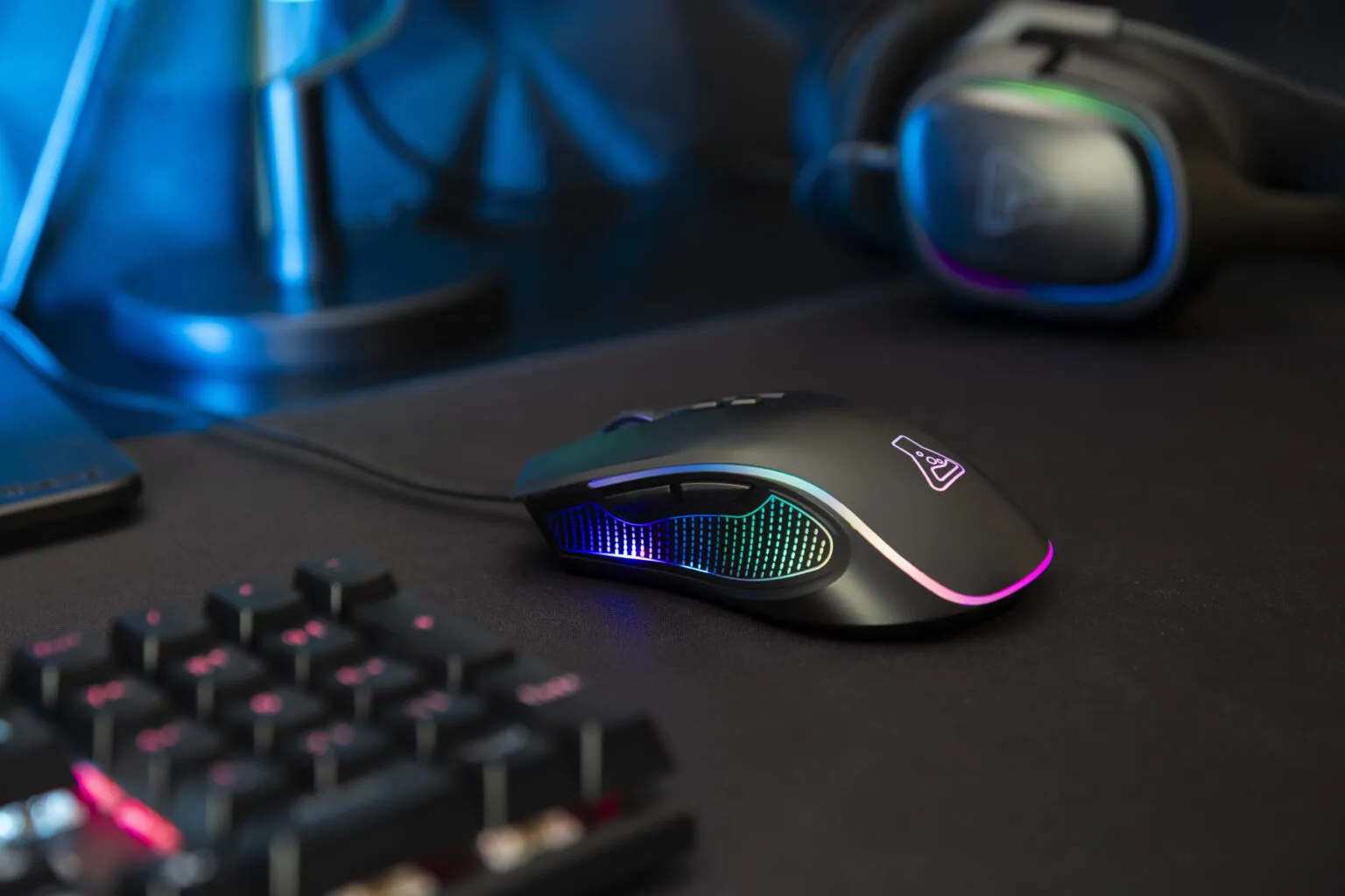 Souris gaming filaire 12 800 DPI
Prenez le contrôle de vos parties avec la souris gaming filaire The G-Lab KULT THORIUM, conçue pour offrir précision, réactivité et confort. Son capteur optique haute performance réglable jusqu’à 12 800 DPI vous permet d’ajuster parfaitement votre sensibilité selon votre style de jeu. Profitez de 7 boutons programmables pour optimiser vos actions et personnaliser votre expérience. Son rétroéclairage RGB personnalisable apporte une touche visuelle unique à votre setup gaming. Ergonomique et agréable en main, la KULT THORIUM vous accompagne efficacement sur PC, PS4, PS5 et Xbox pour des sessions de jeu intenses et parfaitement maîtrisées.
