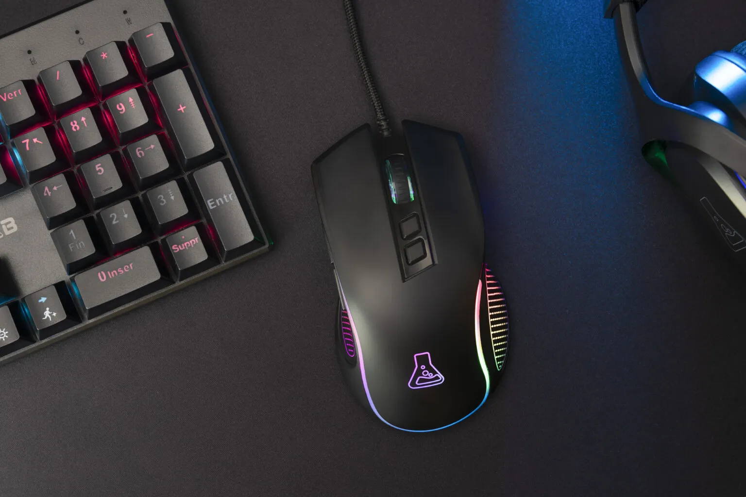 Souris gaming filaire 12 800 DPI
Prenez le contrôle de vos parties avec la souris gaming filaire The G-Lab KULT THORIUM, conçue pour offrir précision, réactivité et confort. Son capteur optique haute performance réglable jusqu’à 12 800 DPI vous permet d’ajuster parfaitement votre sensibilité selon votre style de jeu. Profitez de 7 boutons programmables pour optimiser vos actions et personnaliser votre expérience. Son rétroéclairage RGB personnalisable apporte une touche visuelle unique à votre setup gaming. Ergonomique et agréable en main, la KULT THORIUM vous accompagne efficacement sur PC, PS4, PS5 et Xbox pour des sessions de jeu intenses et parfaitement maîtrisées.