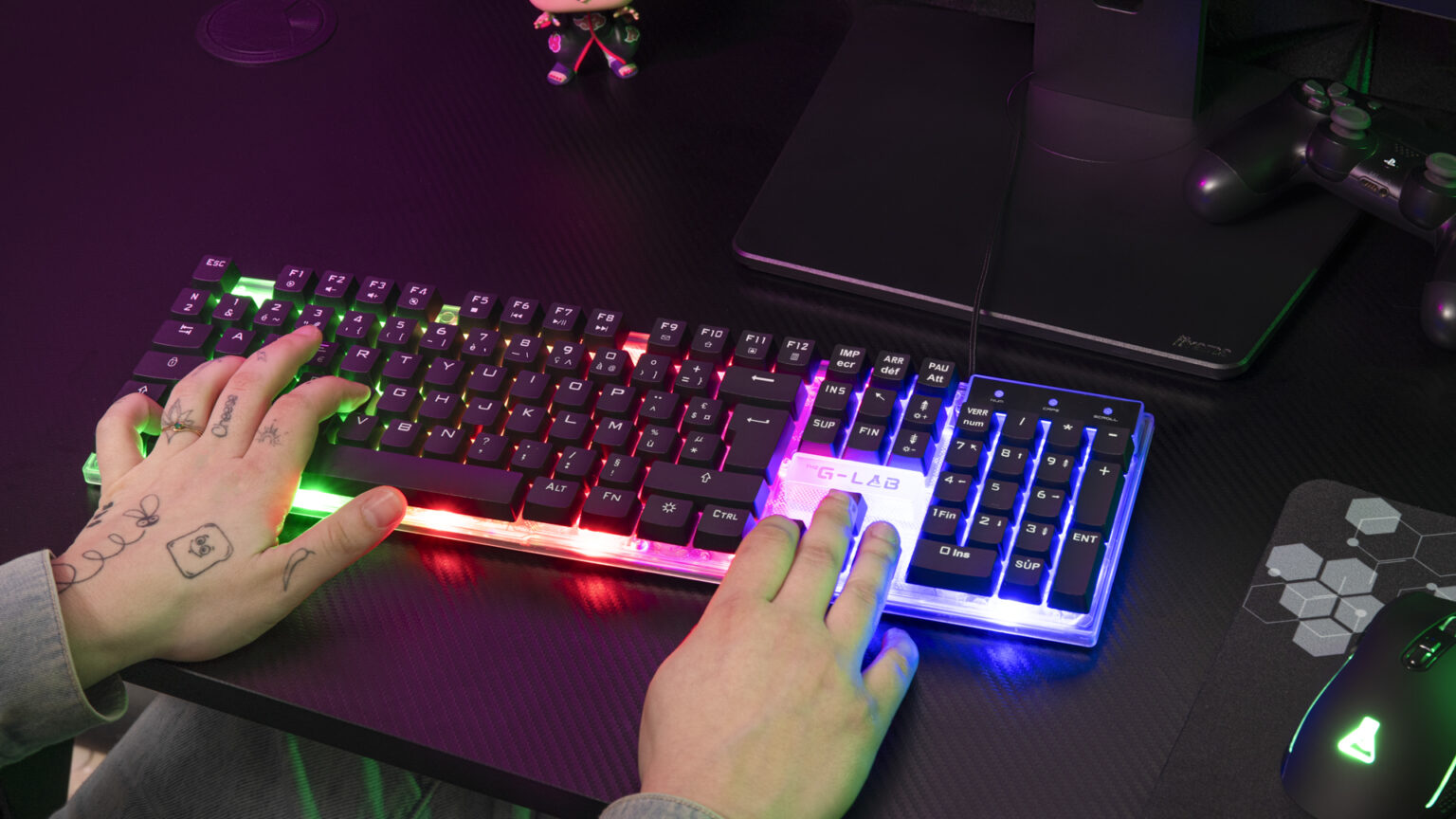 The G-Lab - Combo Néon - Combo gaming 4 en 1 - Clavier gamer Filaire USB, RGB, 19 touches Antighosting, Souris Gaming 3600 DPI, Casque gaming Son Stéréo Jack 3.5 mm, Tapis de souris - PC/CONSOLES