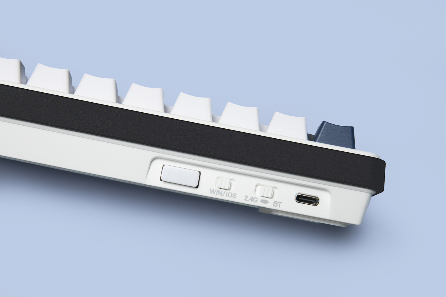 Découvrez le KEYZ ELITE 200, un clavier mécanique gamer 65% conçu pour allier performance, confort et liberté. Grâce à sa connexion Triple Mode (2.4 GHz, Bluetooth et filaire), ses switchs mécaniques hot swappable, sa structure Gasket 5 couches et son rétroéclairage RGB personnalisable, profitez d'une expérience de jeu fluide et immersive. Compact, robuste et compatible Windows & Mac, il est pensé pour vous accompagner aussi bien en gaming qu'au quotidien.